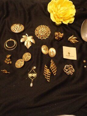 RETRO PRETTY JEWELRY & PARTS N PIECES LOT